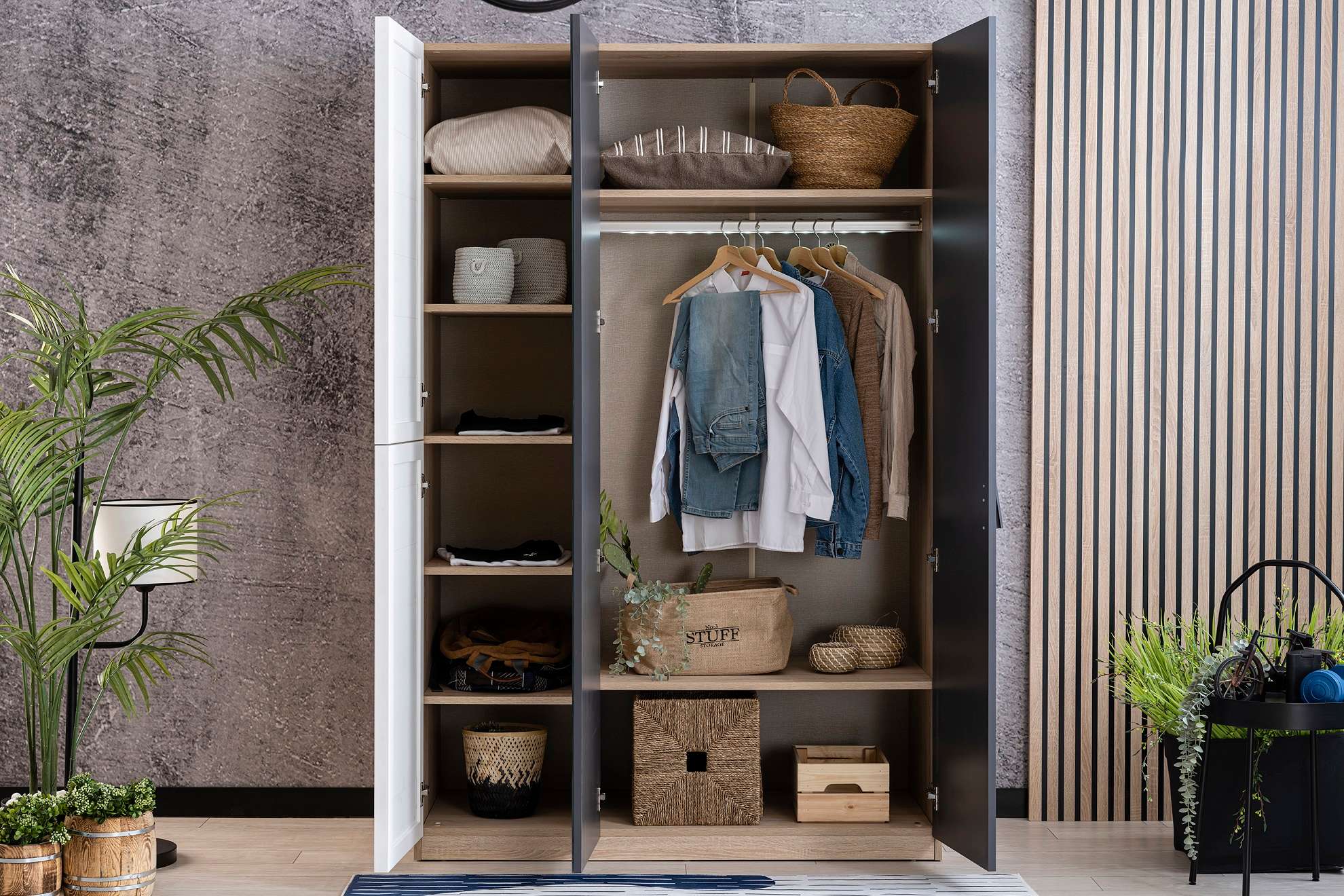 Kleiderschrank New City 3-Türig in Holzoptik/Weiß/Schwarz