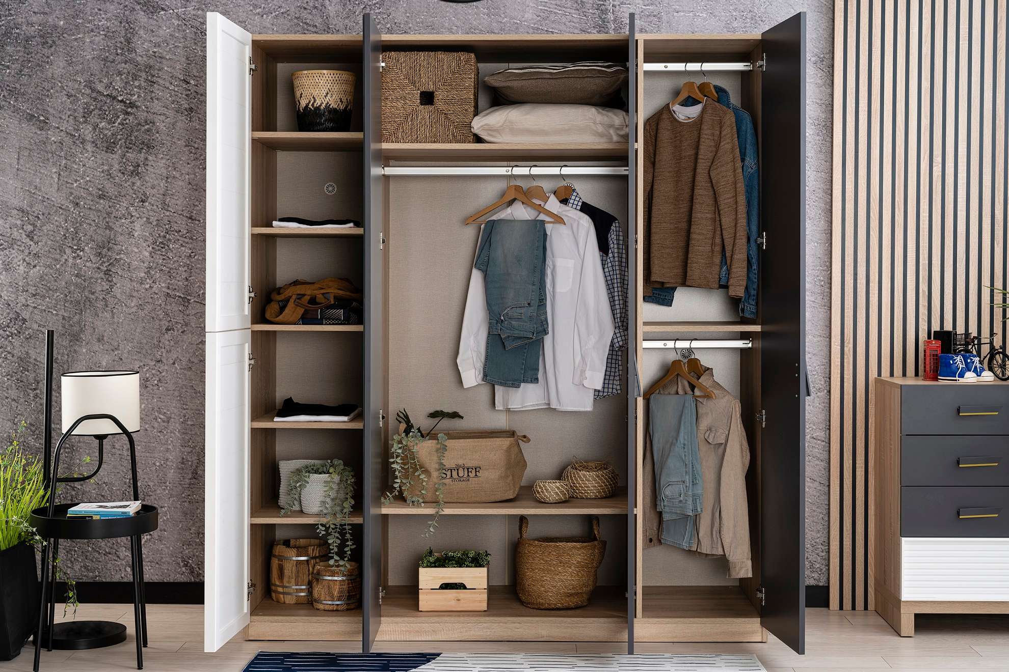 Kleiderschrank New City 4-Türig in Holzoptik/Weiß/Schwarz