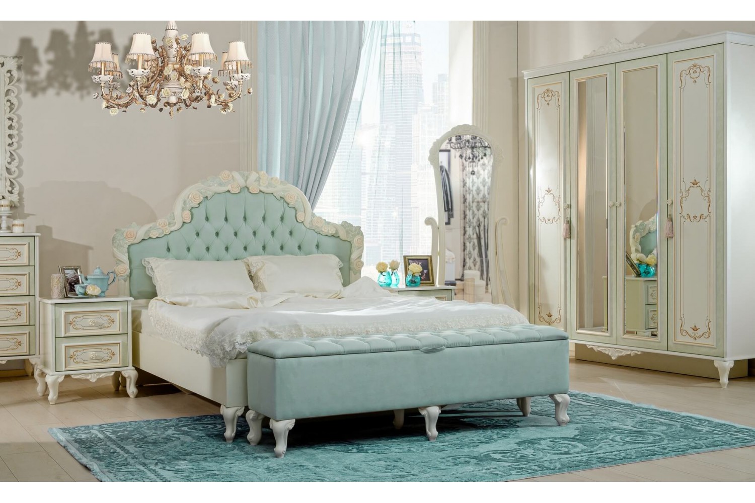 Barock Schlafzimmer in Weiß und Türkis, bestehend aus Kommode, Nachtischen, Doppelbett, Standspiegel und Kleiderschrank.